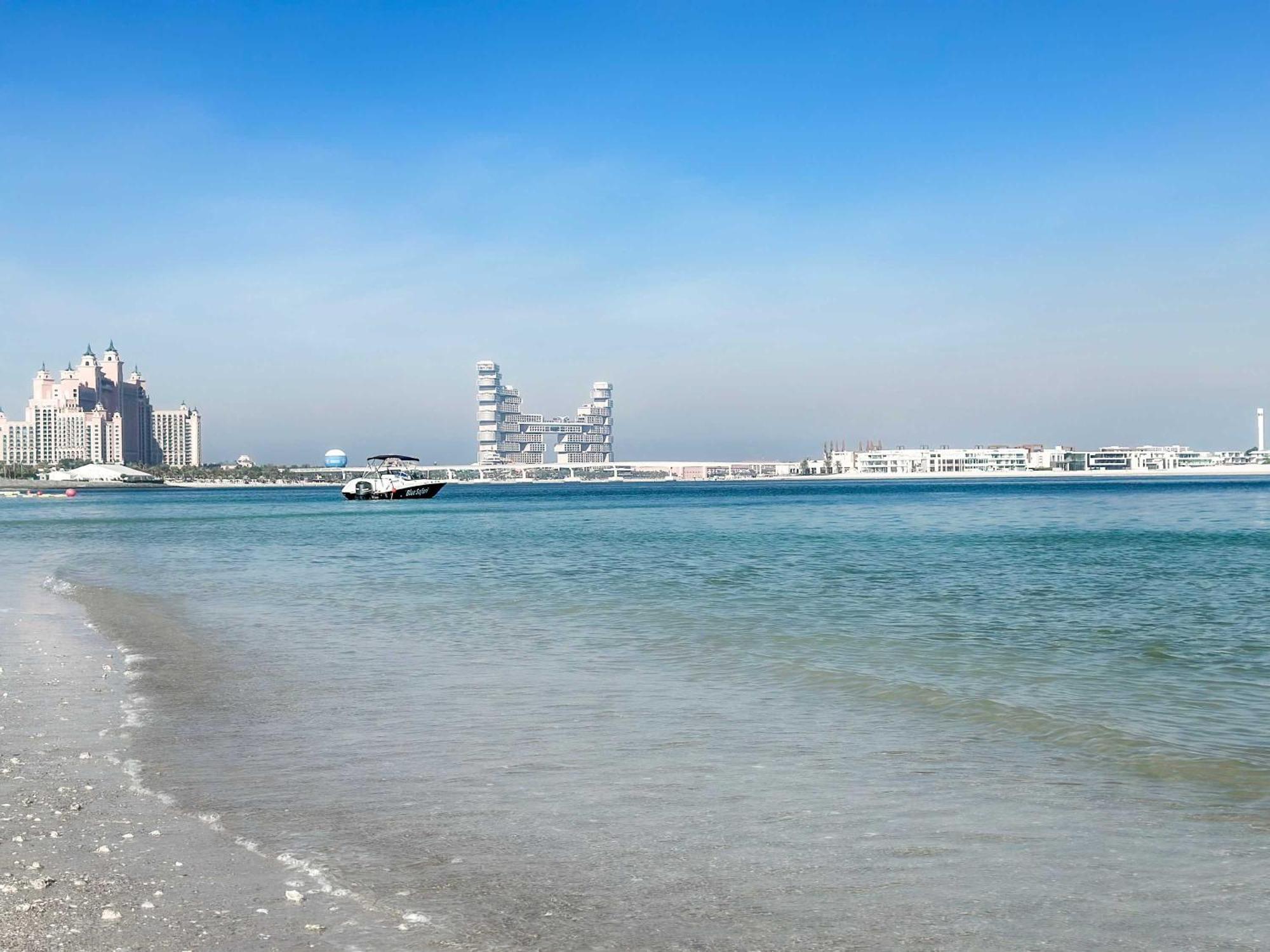 Spacious Beachfront 2 Bedroom Apartment - The 8 Dubai Esterno foto