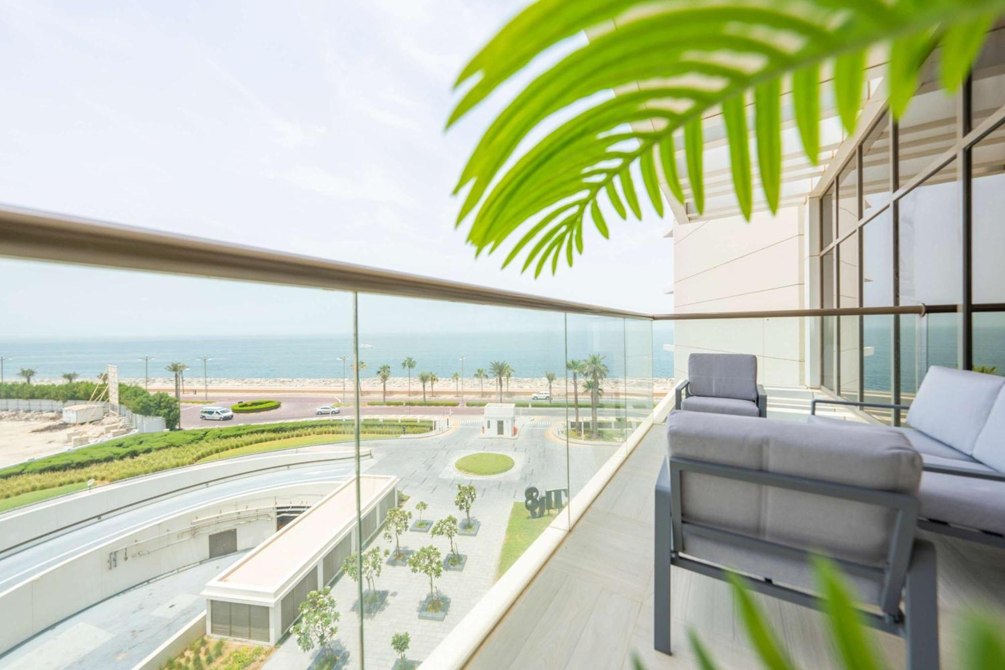 Spacious Beachfront 2 Bedroom Apartment - The 8 Dubai Esterno foto