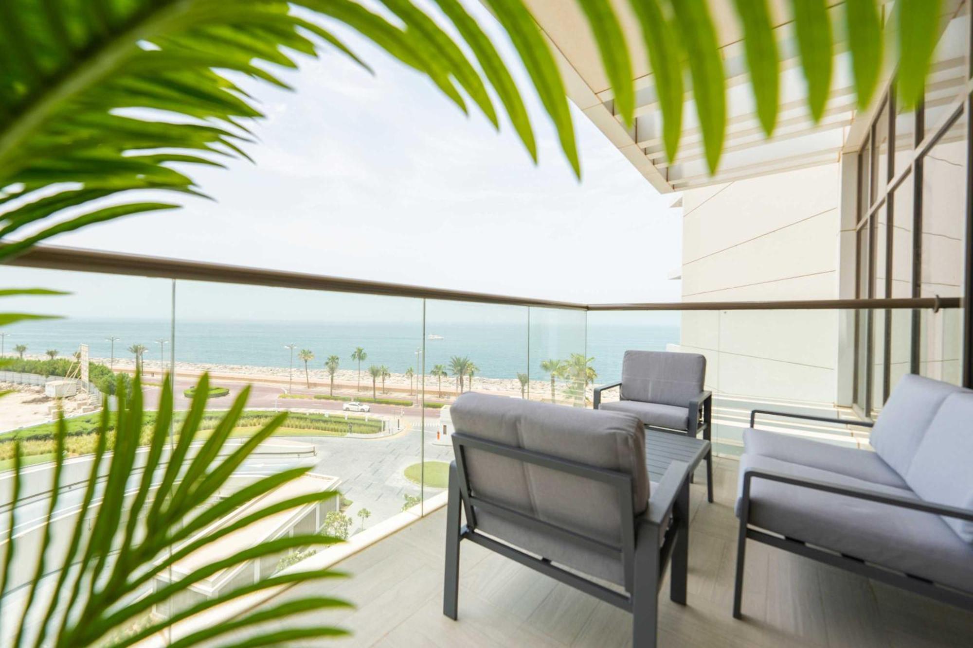 Spacious Beachfront 2 Bedroom Apartment - The 8 Dubai Esterno foto