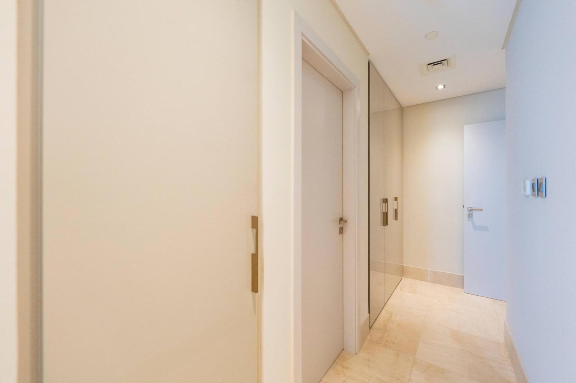 Spacious Beachfront 2 Bedroom Apartment - The 8 Dubai Esterno foto