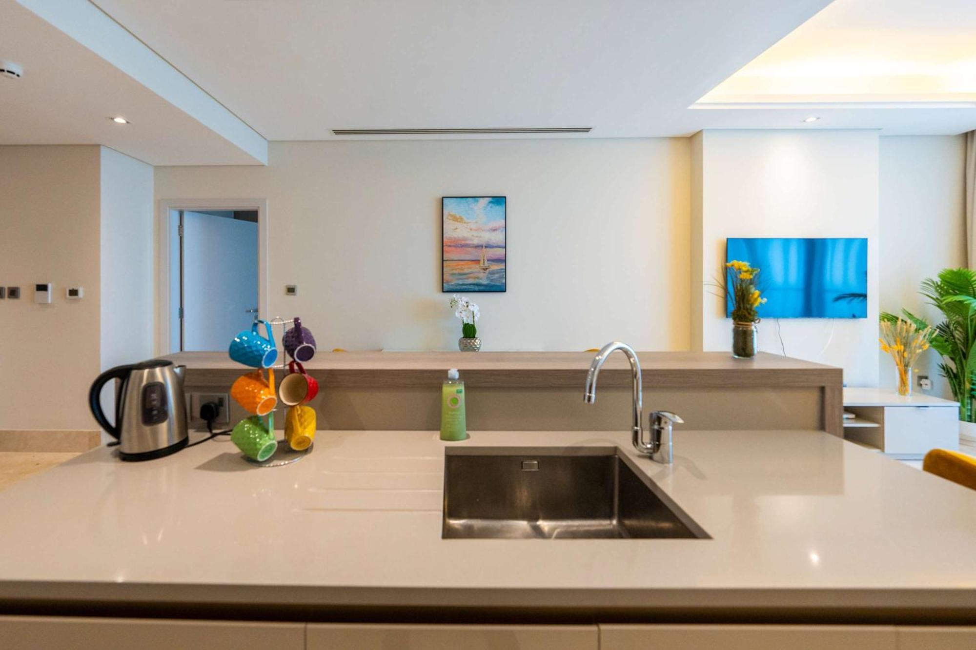 Spacious Beachfront 2 Bedroom Apartment - The 8 Dubai Esterno foto