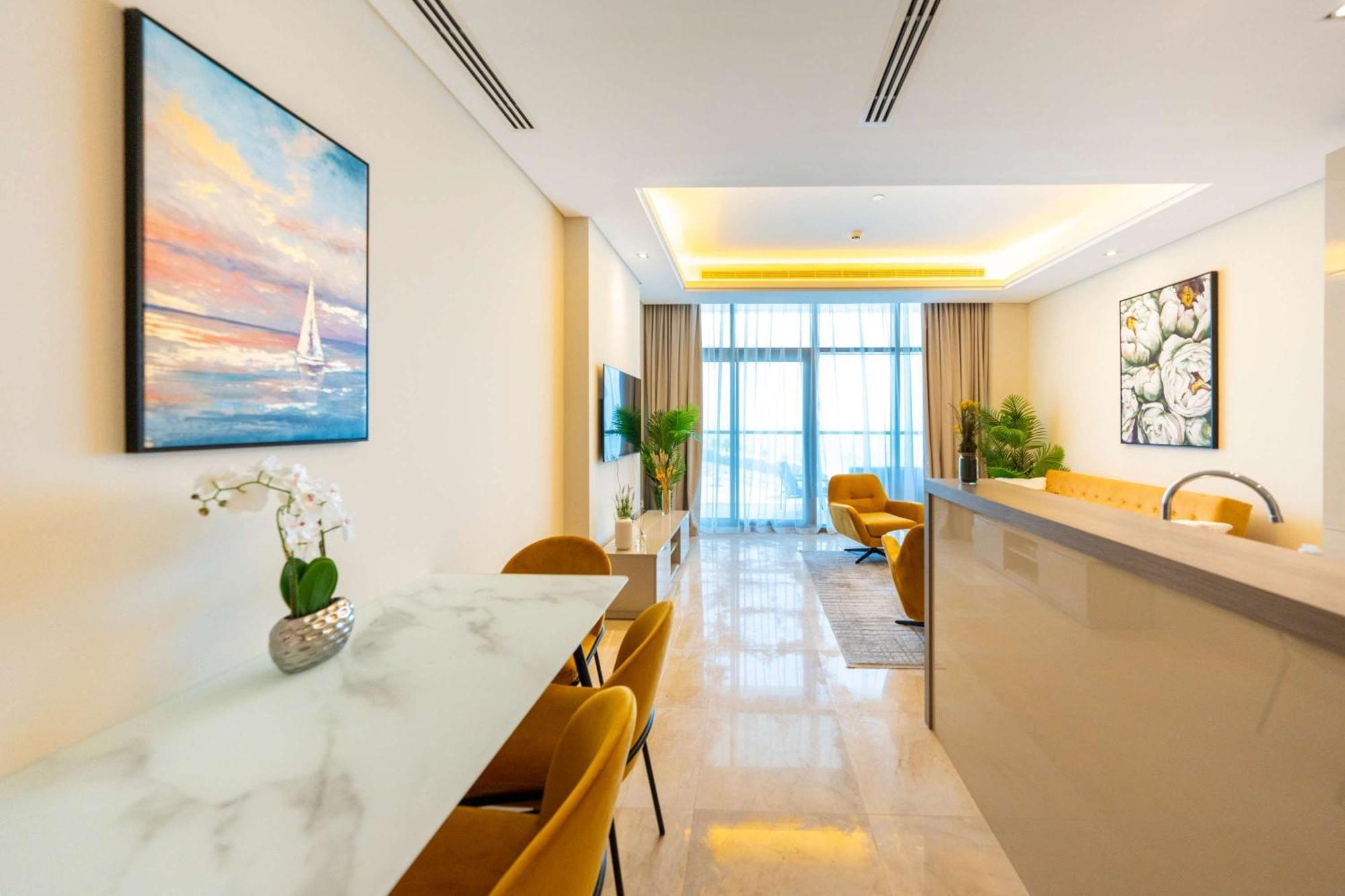 Spacious Beachfront 2 Bedroom Apartment - The 8 Dubai Esterno foto